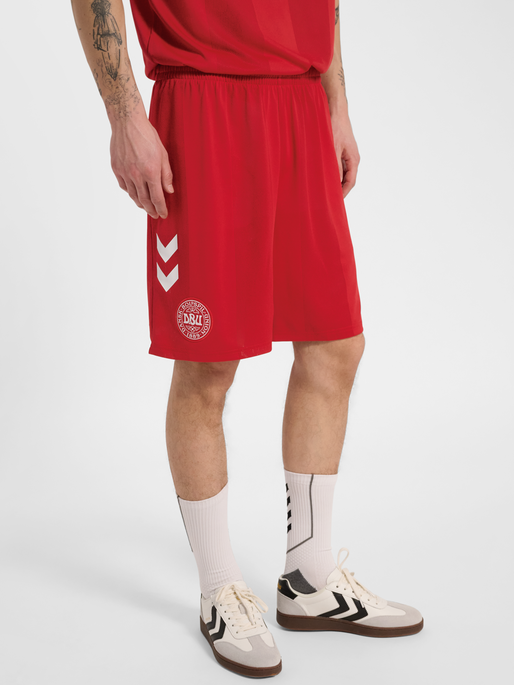 DBU 26 HOME SHORTS, TANGO RED, model