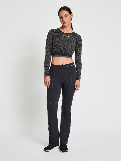 hmlMT SAGA SEAMLESS CROP T-SHIRT LS, BLACK/ASPHALT MELANGE, model