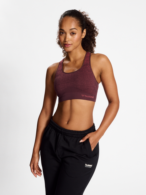 hmlMT FADE SEAMLESS SPORTS TOP, BITTER CHOCOLATE/MINERAL RED, model