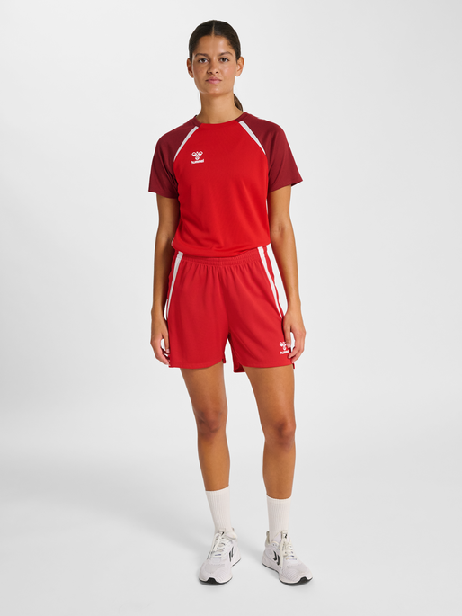 hmlLEAD 2.0 SHORTS WOMAN, TRUE RED, model