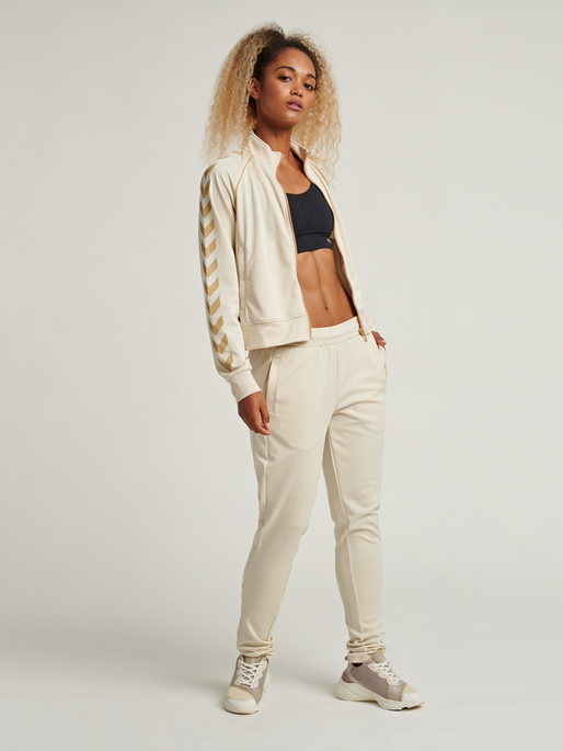 hmlZIBA TAPERED PANTS, 9804, model