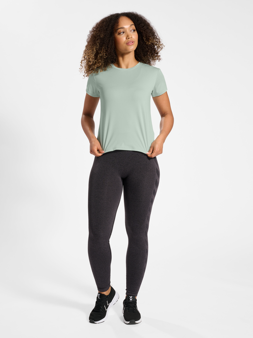 hmlMT AURA MESH T-SHIRT, SILT GREEN, model