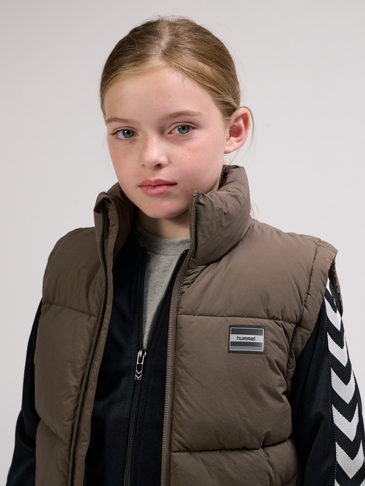 hmlCRISP TEX VEST, MAJOR BROWN, model
