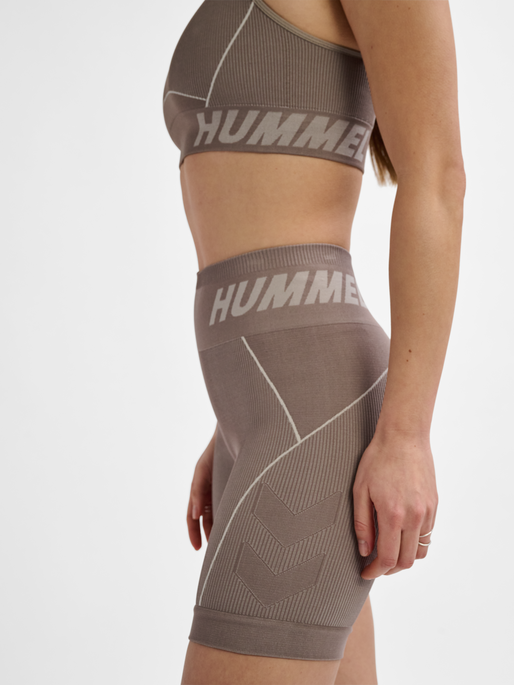 hmlTE CHRISTEL SEAMLESS SHORTS, CHATEAU GRAY/DRIFTWOOD MELANGE, model