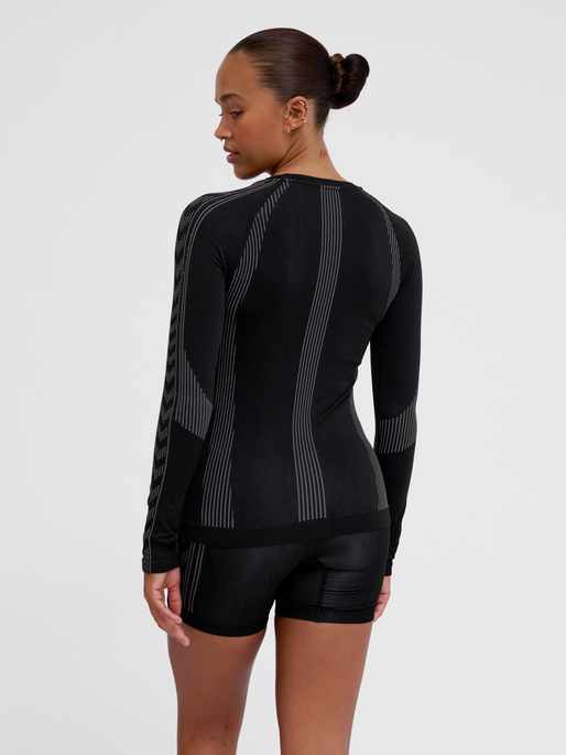 hmlMT SHAPING SEAMLESS T-SHIRT L/S, BLACK, model