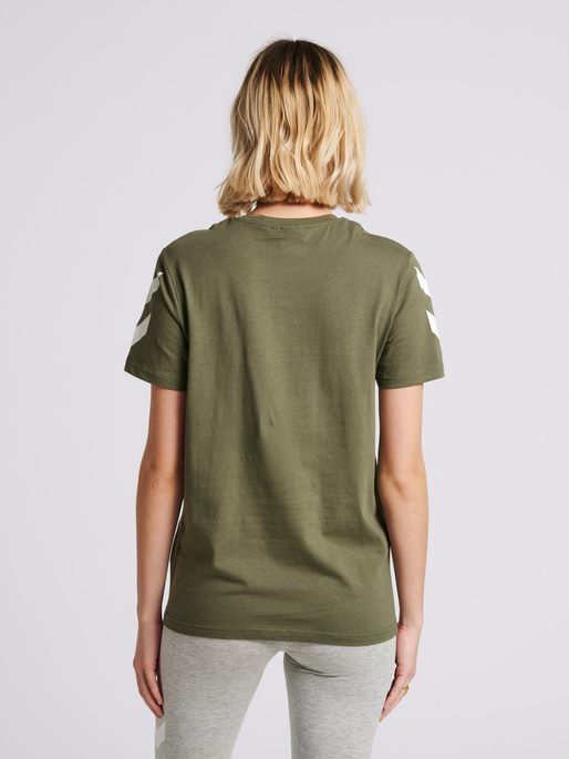 hmlLEGACY CHEVRON T-SHIRT, BEETLE, model