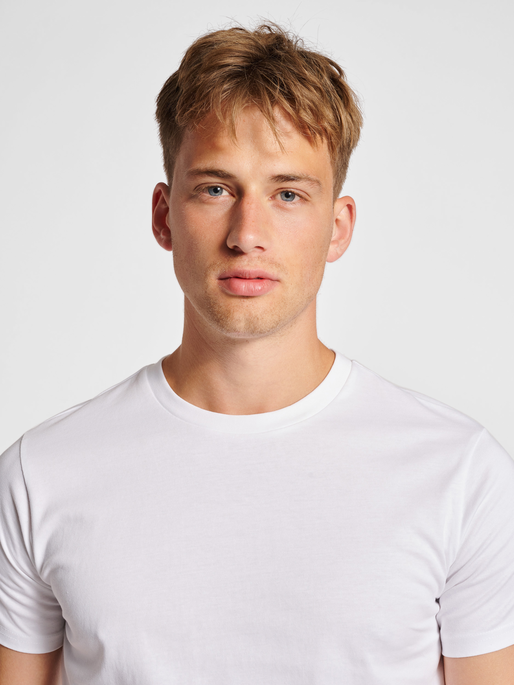 hmlRED HEAVY T-SHIRT S/S, WHITE, model