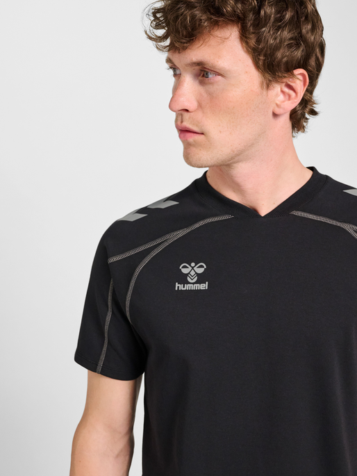 hmlMOVE 2.0 T-SHIRT S/S, BLACK, model