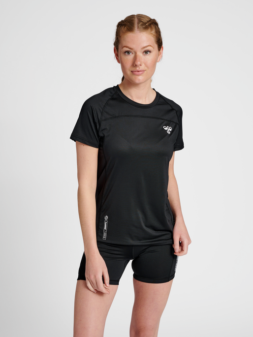 hmlGG12 TRAINING TEE WOMAN, BLACK, model