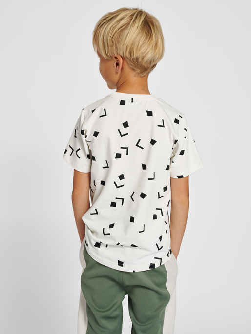 hmlELI T-SHIRT S/S, MARSHMALLOW, model