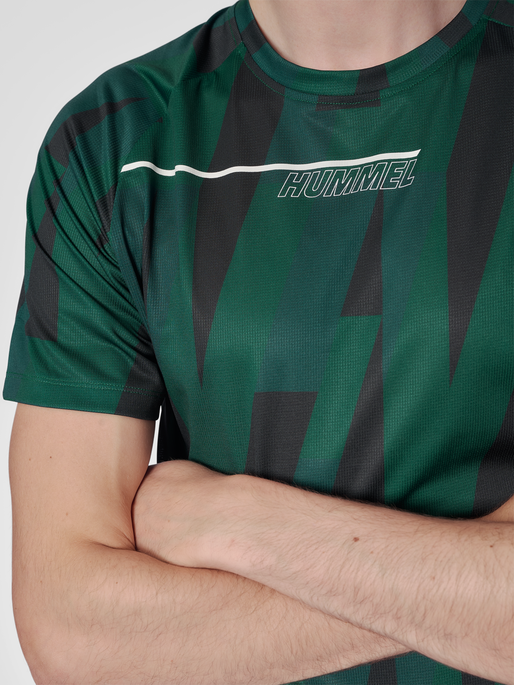 hmlCOURT AOP LIGHT WEIGHT T-SHIRT, RAIN FOREST, model