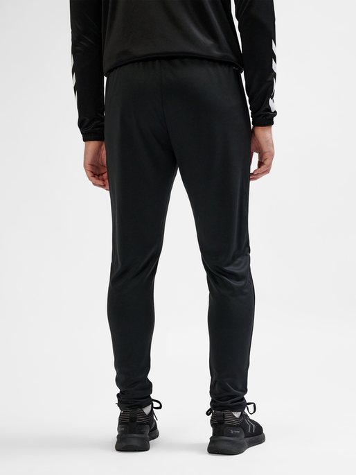 hmlESSENTIAL TRAINING PANTS, BLACK, model