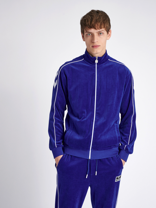 hmlFRISK VELOUR ZIP JACKET, 7956, model