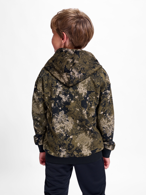 hmlAGGE HOODIE, 2001, model