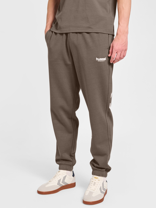hmlLEGACY 2.0 SWEATPANTS, DARK NIGHT, model