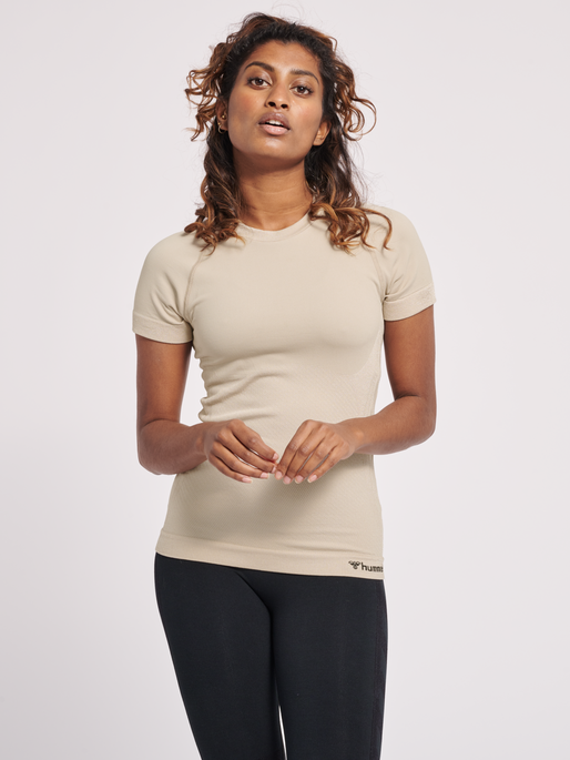 hmlCLEA SEAMLESS TIGHT T-SHIRT, CHATEAU GRAY, model