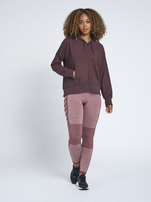 hmlLUISE LOOSE ZIP HOODIE, FUDGE, model