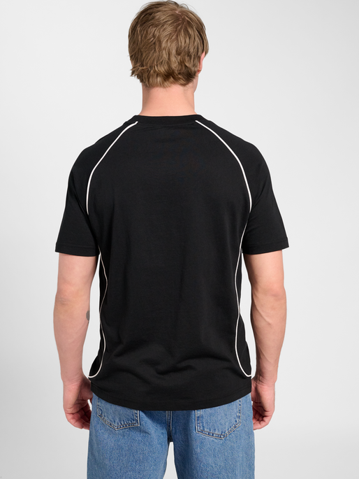 hmlPITCH REST DAY T-SHIRT S/S, BLACK, model