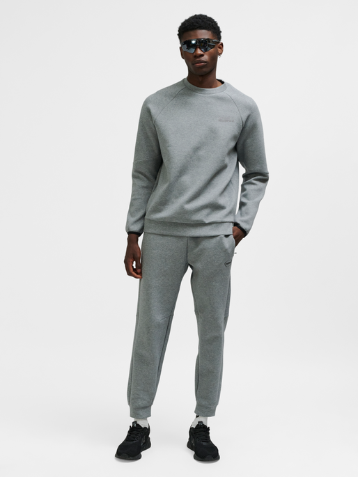 hmlTECH FLEECE REGULAR CREW, GREY MELANGE, model