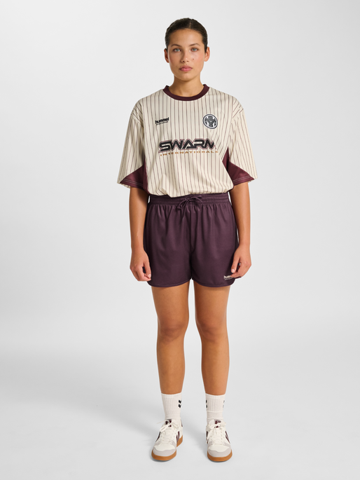 hmlPOLY W FB SHORTS, VINEYARD WINE, model