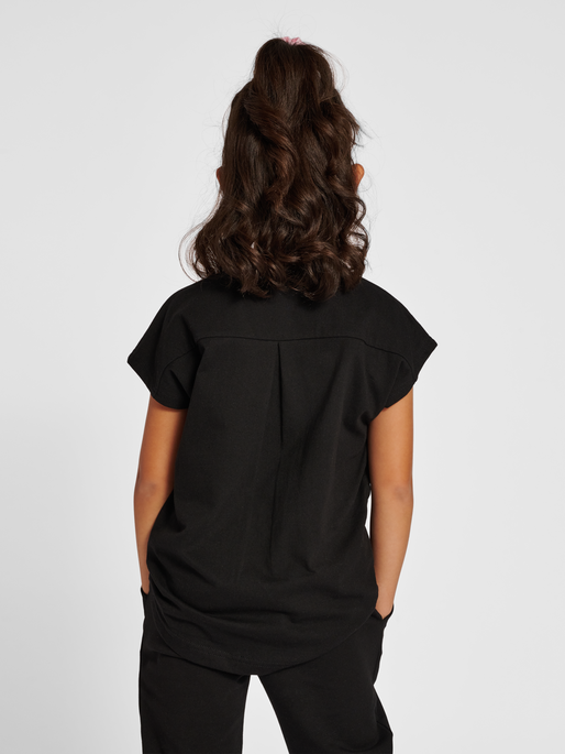 hmlDIEZ T-SHIRT S/S, BLACK, model