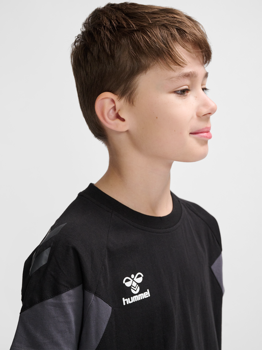 hmlTRAVEL T-SHIRT S/S KIDS, BLACK, model