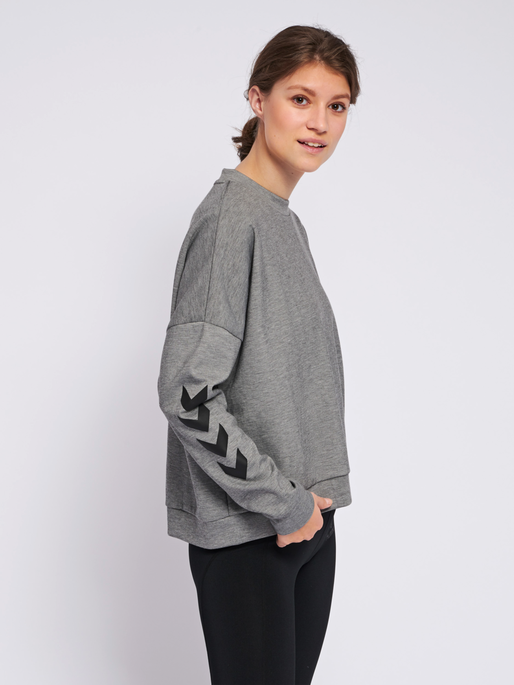 hmlESSI SWEATSHIRT, GREY MELANGE, model