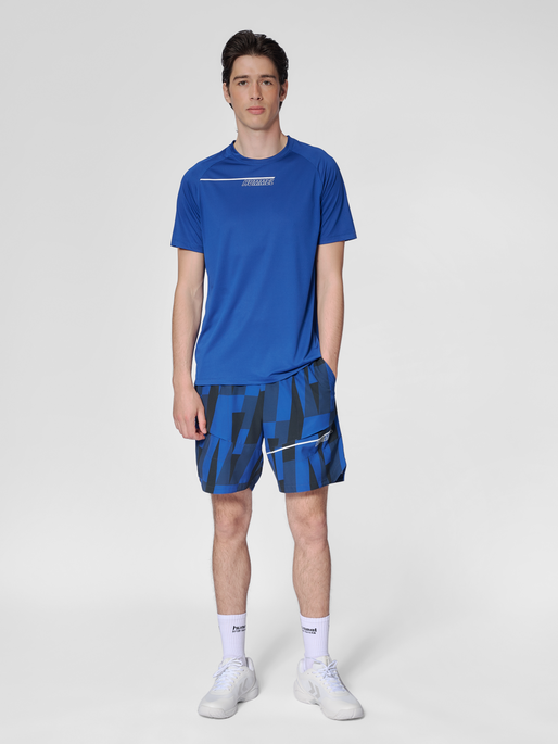 hmlCOURT AOP POCKET SHORTS, SODALITE BLUE, model