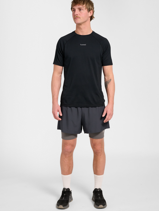 hmlHIIT INTENSITY 2 IN 1 SHORTS, EBONY, model