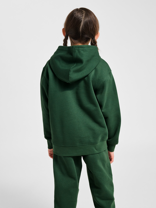 hmlCLEAN HOODIE, DARK GREEN, model