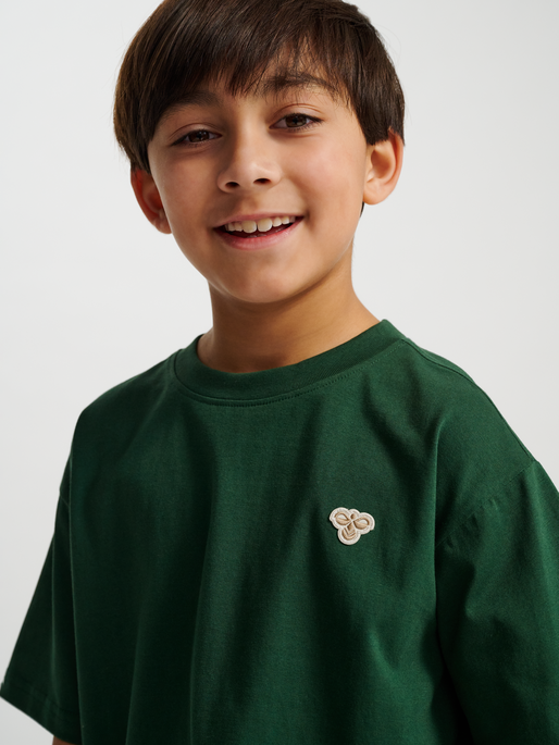 hmlJR LOOSE T-SHIRT S/S BEE, DARK GREEN, model