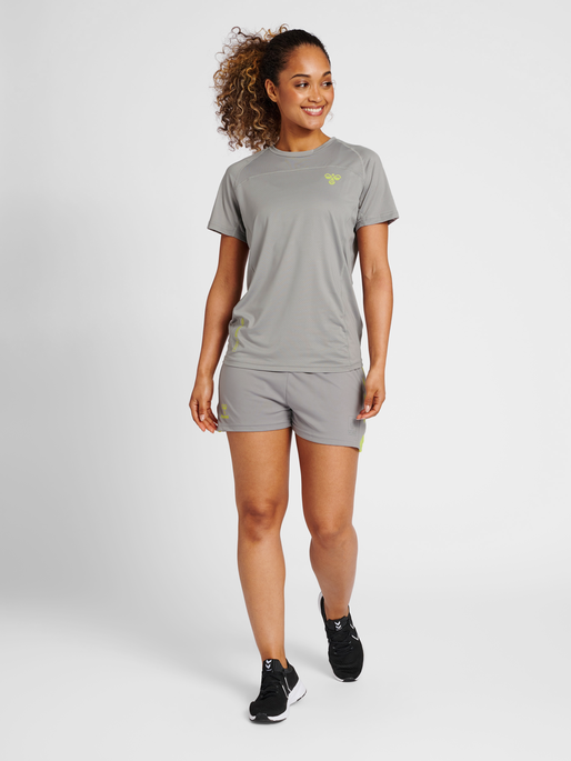 hmlGG12 TRAINING TEE WOMAN, ALLOY, model