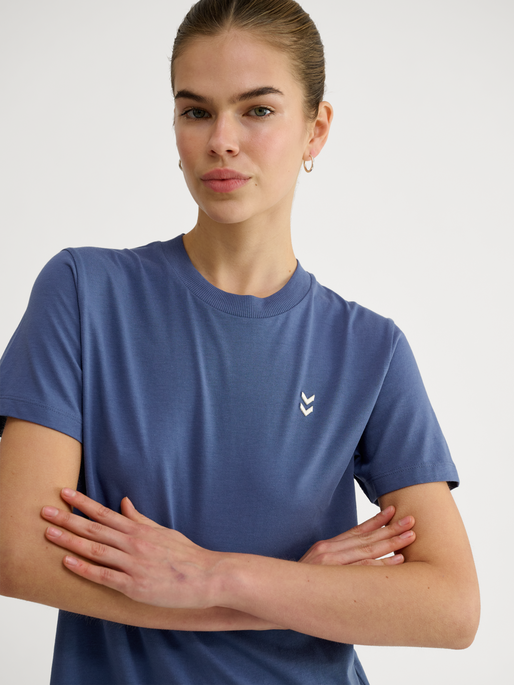 hmlPULSE W T-SHIRT, BLUE INDIGO, model