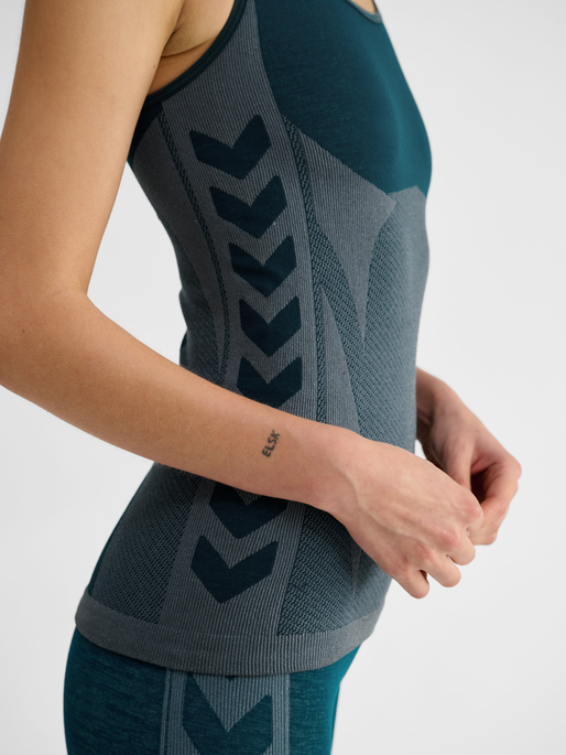 hmlCLEA SEAMLESS TOP, DARK SEA, model