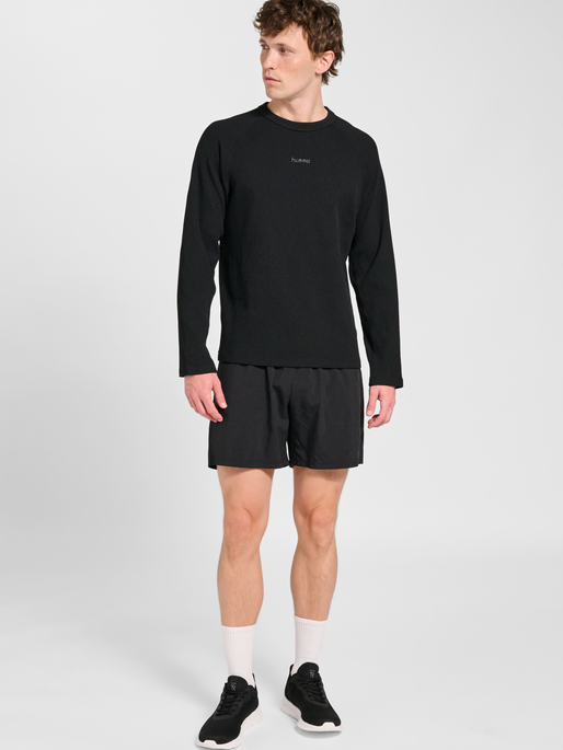 hmlMOMENTUM CREWNECK, BLACK, model