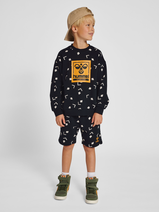 hmlELIJAH SWEATSHIRT, 2001, model