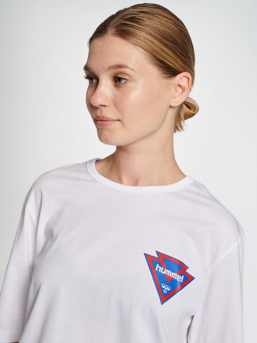 hmlIC POWEL T-SHIRT, WHITE/RED, model