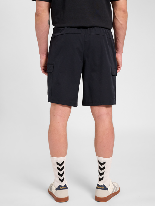 hmlTECH SHORTS, BLACK, model
