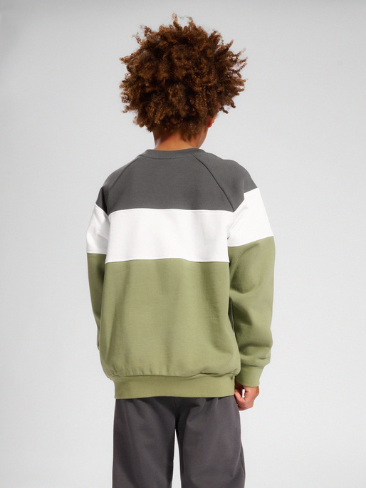 hmlCLAES SWEATSHIRT, 7400, model