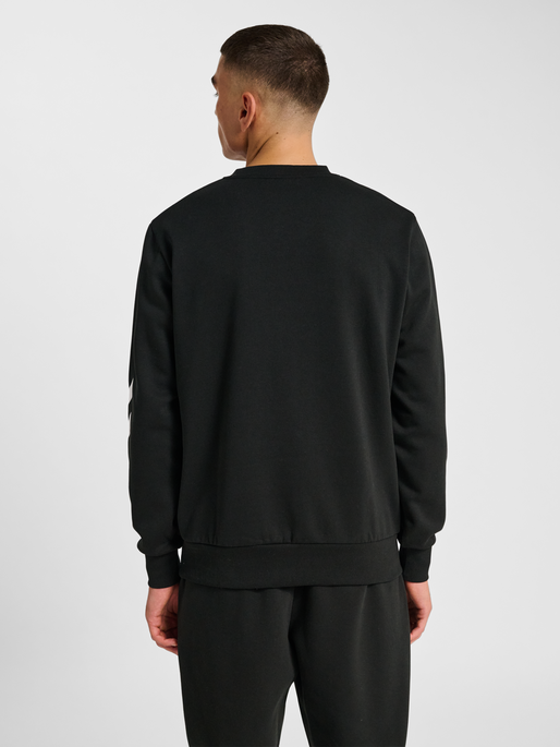 hmlLEGACY 2.0 SWEATSHIRT, BLACK, model