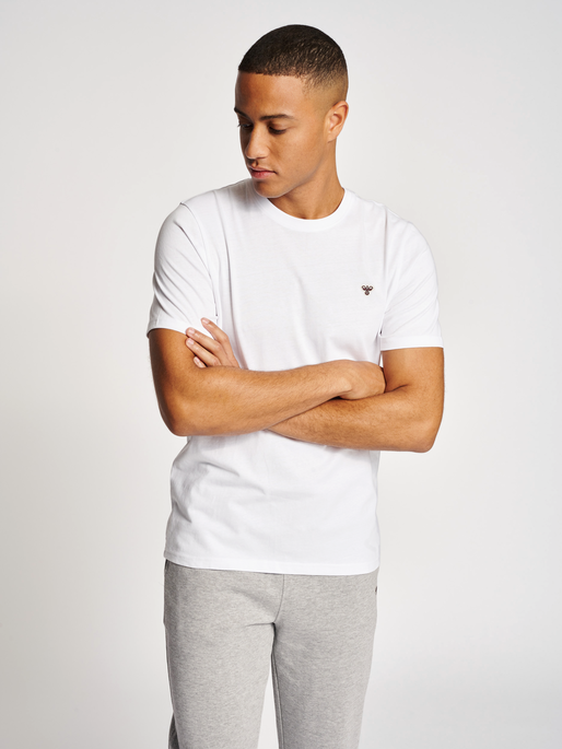 hmlIC FRED T-SHIRT, WHITE, model