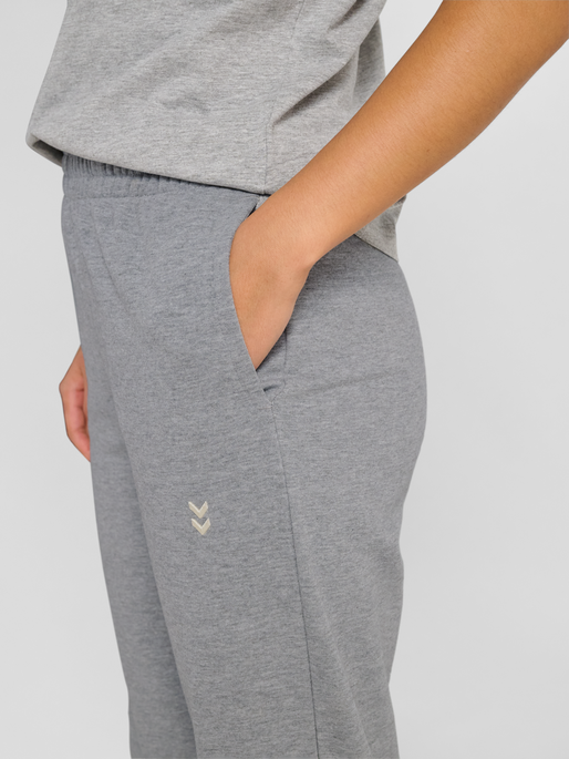hmlPULSE W SWEAT PANTS, GREY MELANGE, model