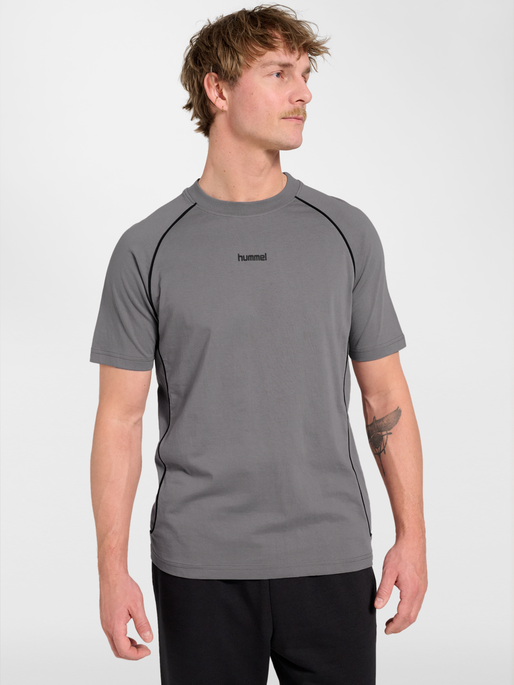 hmlPITCH REST DAY T-SHIRT S/S, CHARCOAL GRAY, model