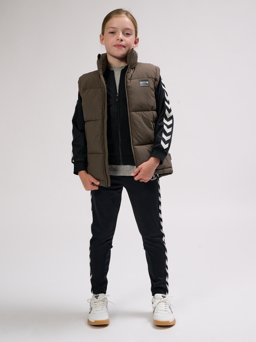 hmlCRISP TEX VEST, MAJOR BROWN, model