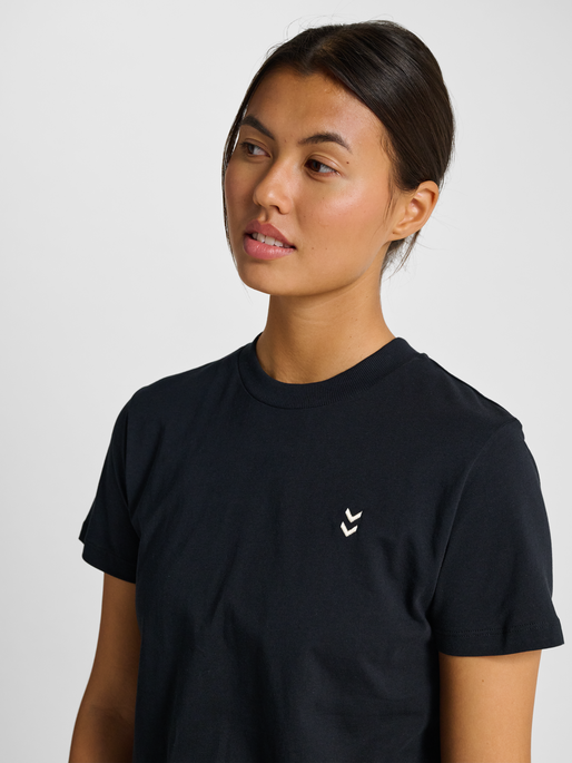 hmlPULSE W T-SHIRT, BLACK, model