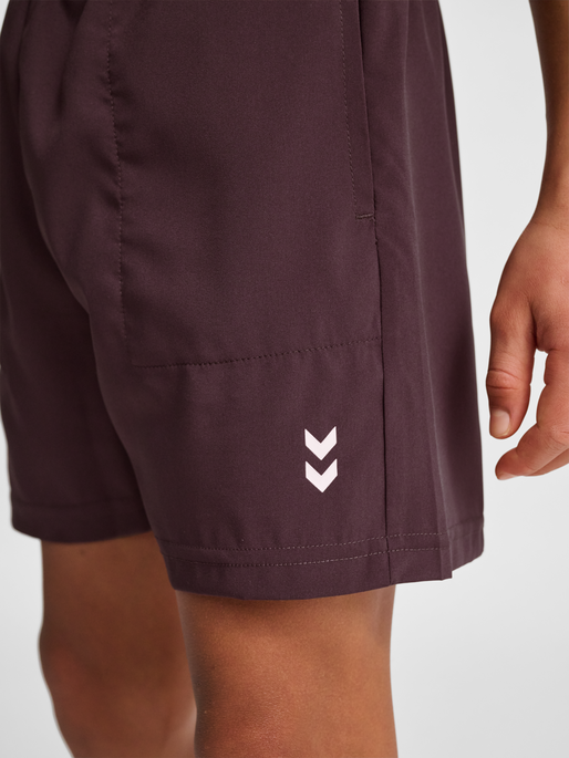 hmlJR PULSE WORKOUT SHORTS, FUDGE, model