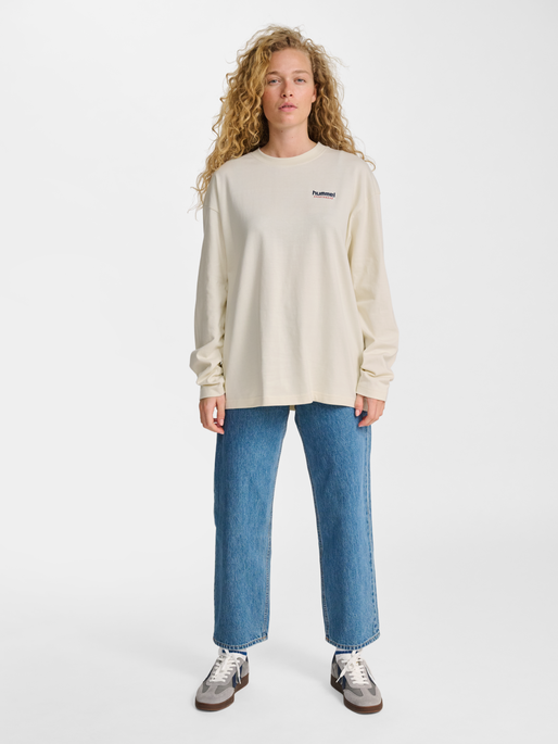 hmlLOOSE T-SHIRT L/S SW, TOFU, model