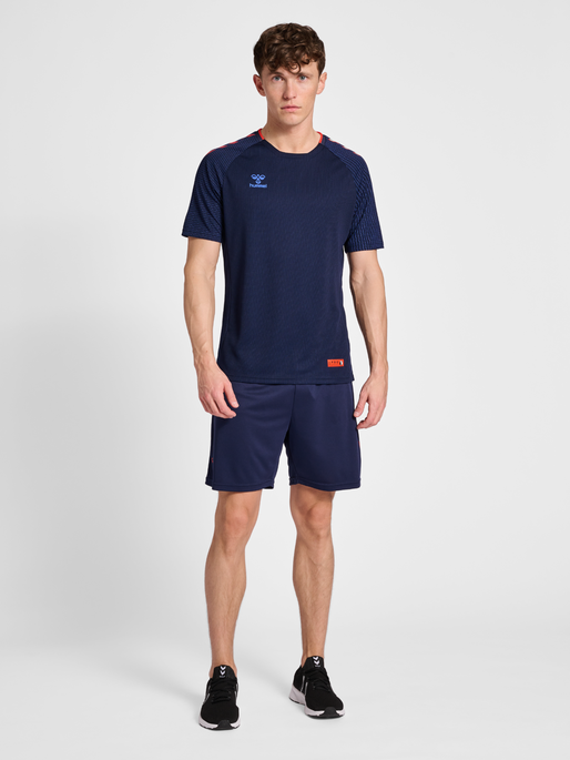 hmlQ4 POLY SHORTS, MARINE, model