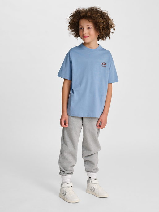 hmlLOOSE TEE S/S GRAPHIC JUNIOR, FADED DENIM, model
