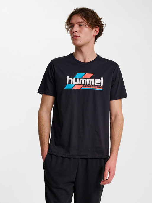 hmlPULSE GRAPHIC T-SHIRT S/S, BLACK/WHITE, model